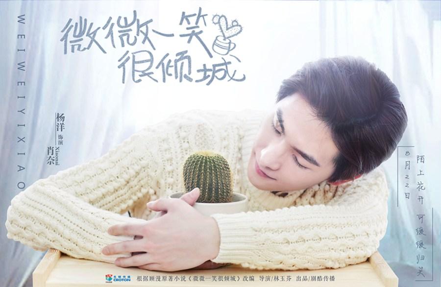 凯莉詹娜出席巴黎大秀,淡黄色轻纱裙搭配水晶高跟,女王范十足!